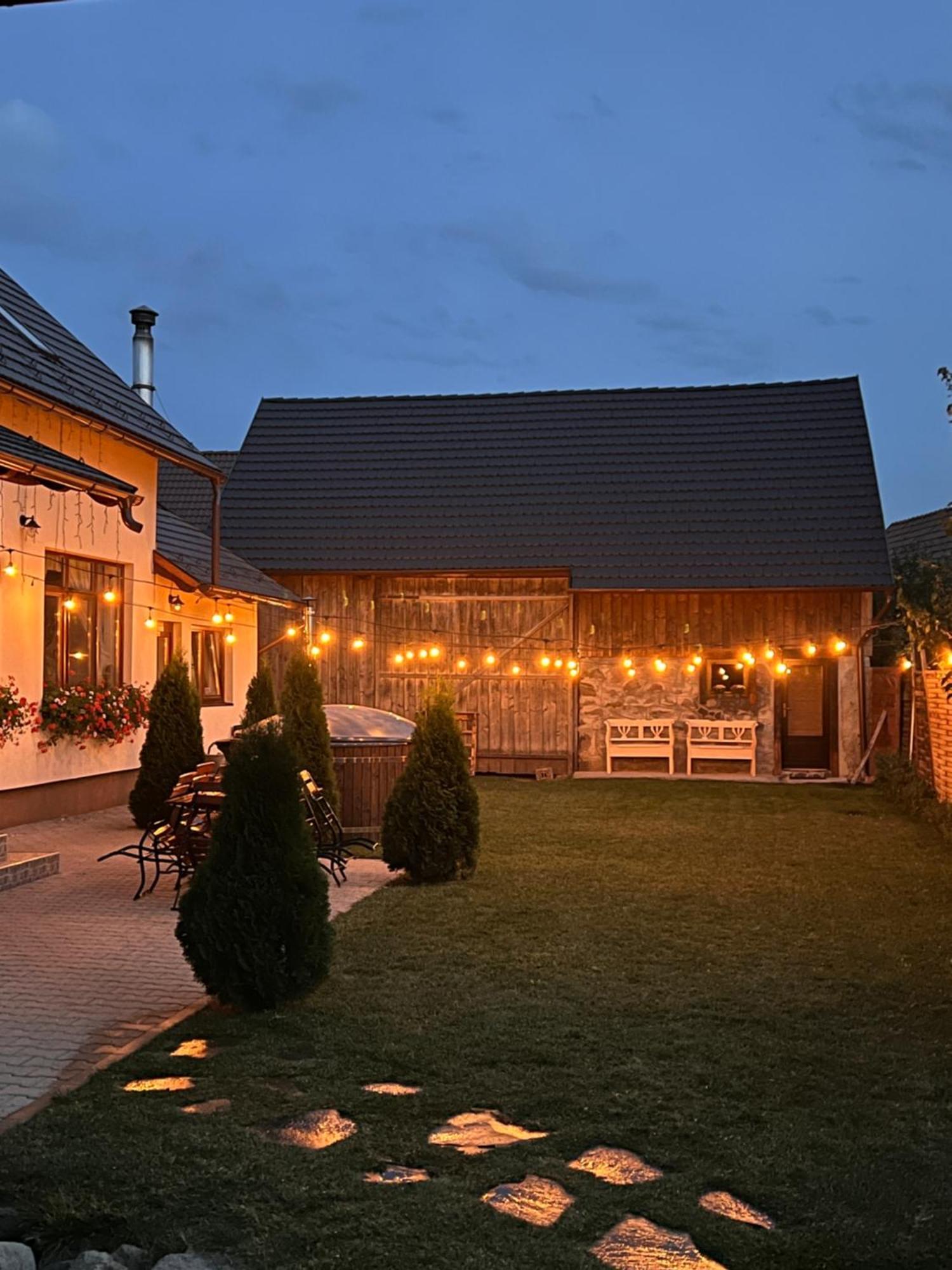 Famives Vendeghaz Bed and Breakfast Racul Eksteriør billede